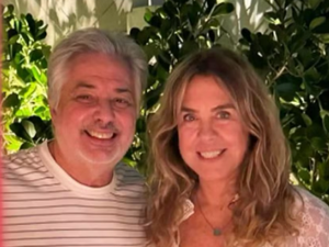 Roberto de Carvalho, viúvo de Rita Lee, posa sorridente ao lado de nova namorada