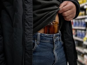 Cliente é preso em supermercado com garrafa de whisky escondida na calça