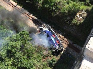 Ônibus de Alagoas cai de ponte e deixa ao menos 10 mortos e 30 feridos na BR-381
