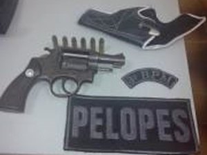 Após denúncia, polícia prende homem com arma de fogo