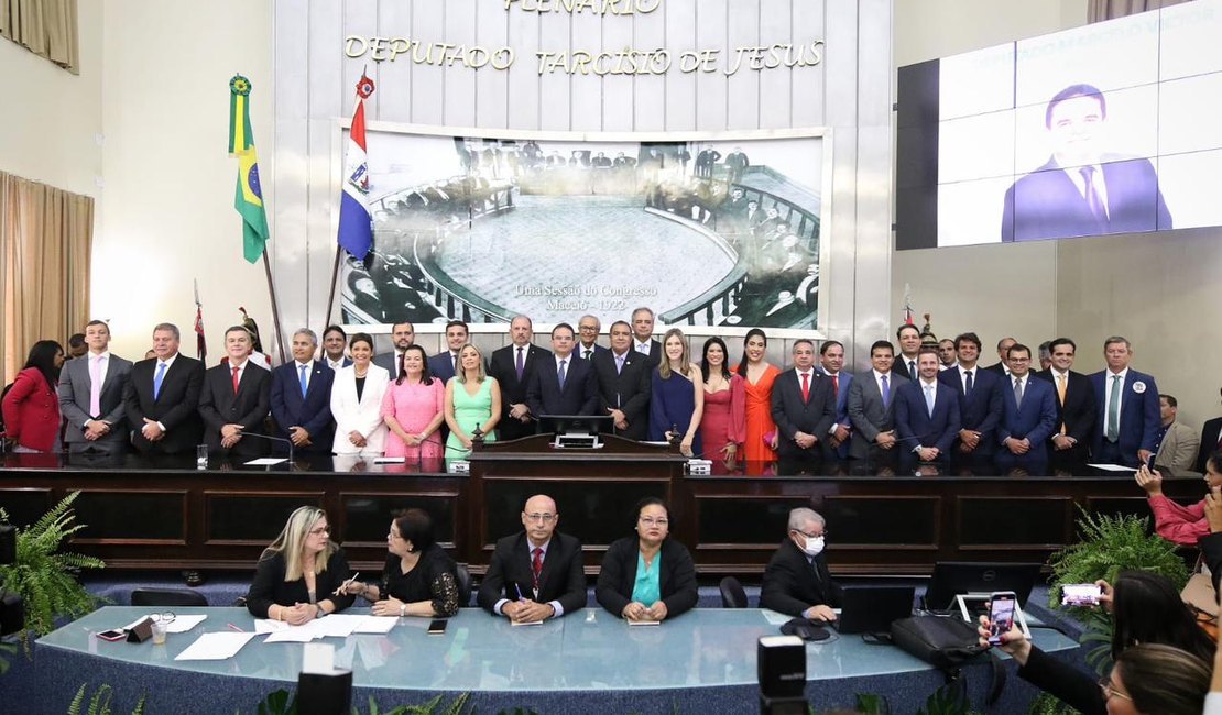 Deputados estaduais eleitos tomam posse com eleição de Marcelo Victor e discurso em defesa da Democracia