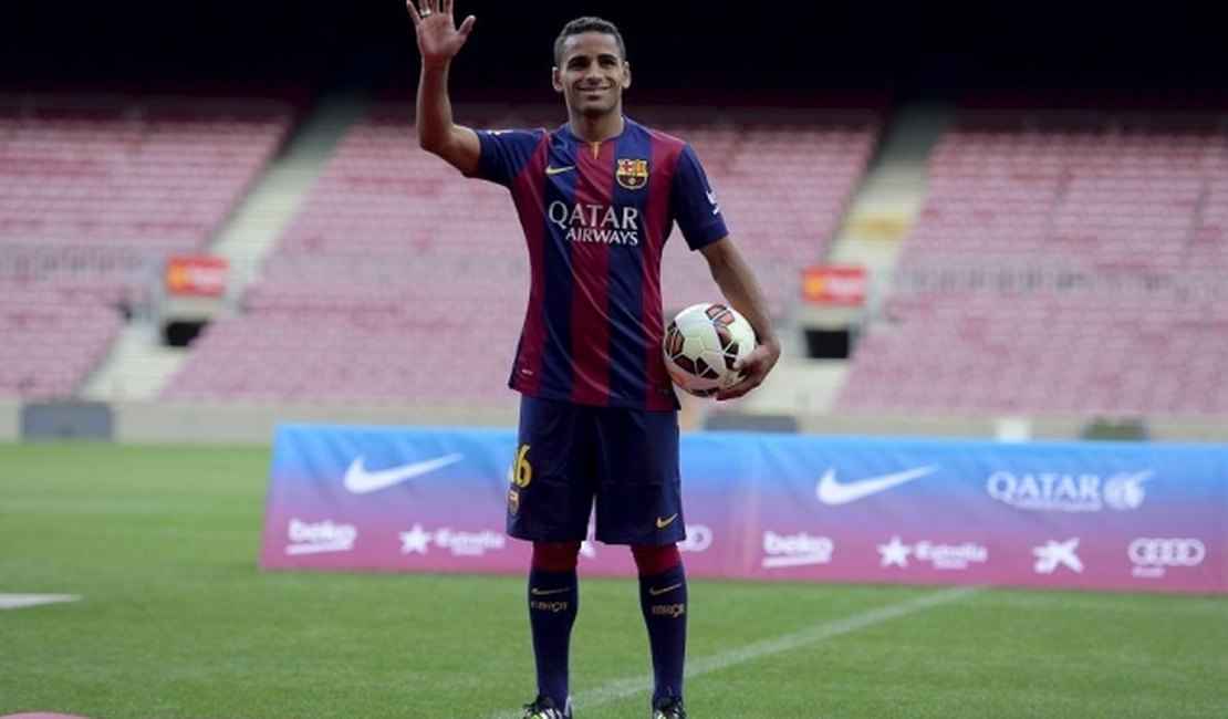 Douglas veste a 16 no Barça e ganha carro