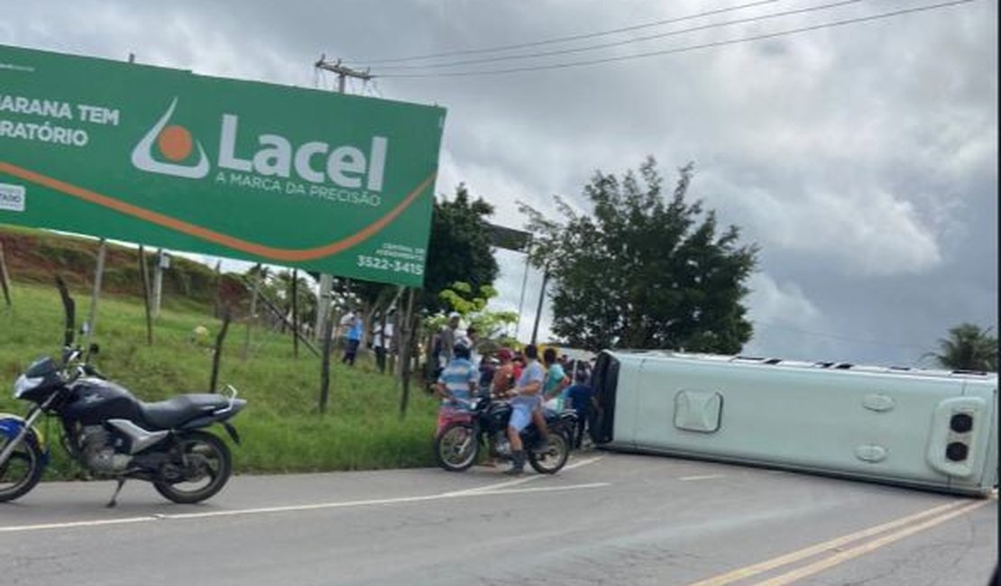 [Vídeo] Carreta perde freios, colide e provoca tombamento de micro-ônibus com passageiros em Taquarana