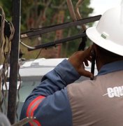 Caminhão derruba poste e provoca falta de energia em ruas do Alto do Cruzeiro, em Arapiraca