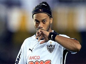 Ronaldinho não volta para segundo tempo, Levir Culpi pede compreensão e Kalil minimiza