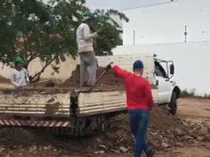 [Vídeo] Caminhão da prefeitura de Arapiraca é flagrado despejando entulho na Área Verde