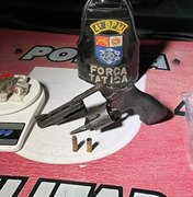 Homem atira contra policiais durante abordagem e é preso com arma e drogas em Maceió