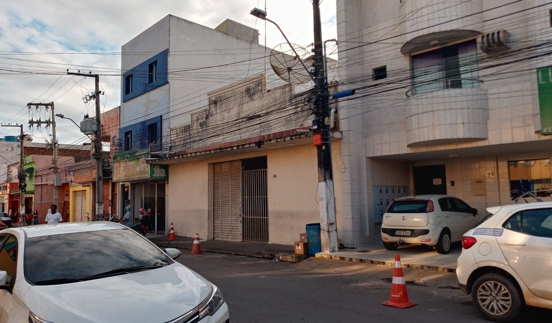 [Vídeo] Fio de alta tensão cai de poste e deixa duas pessoas gravemente feridas no Centro de Arapiraca
