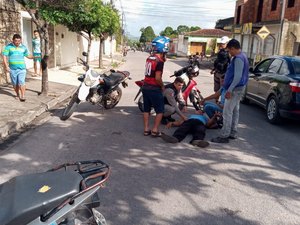 [Vídeo] Funcionário de funerária perde controle da moto e cai em via pública