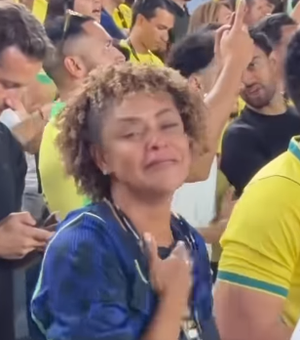 Mãe de Matheus Cunha se emociona nas arquibancadas após dois gols do filho