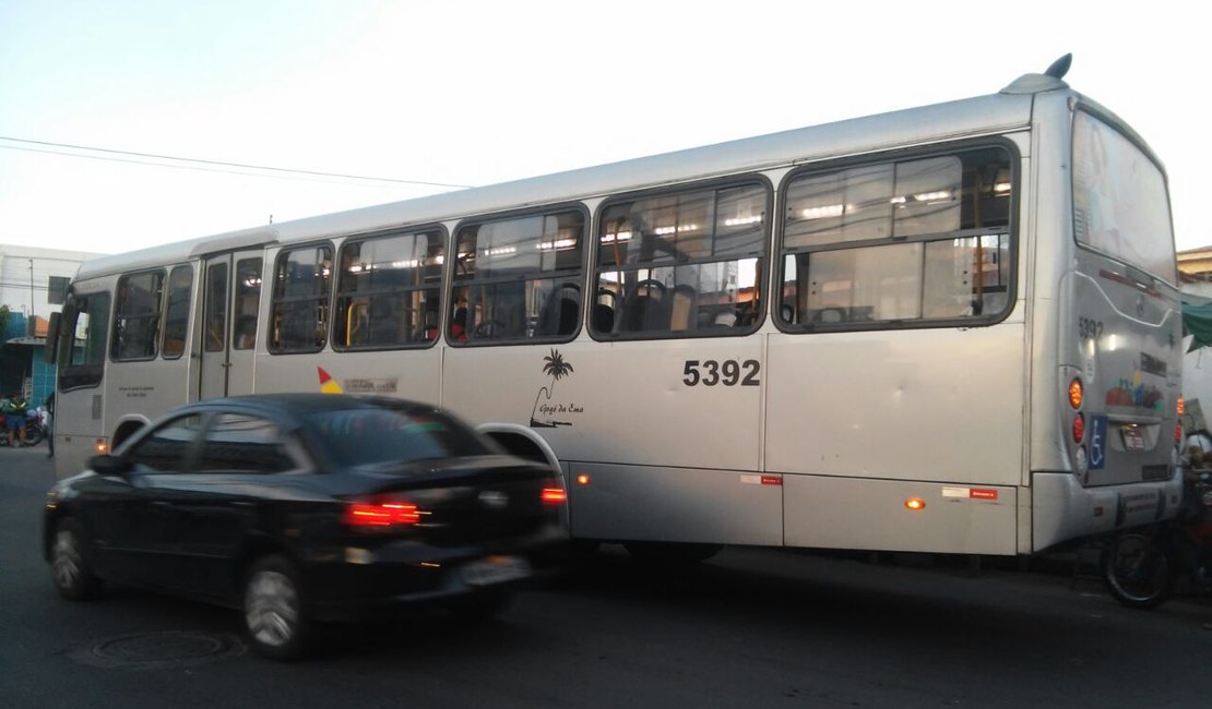 Criminosos armados assaltam coletivo e roubam pertences dos passageiros