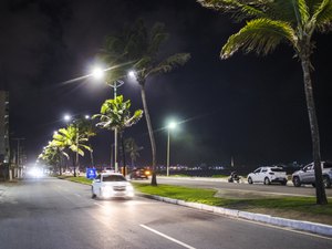 Avenida Assis Chateaubriand recebe manutenção de projetores