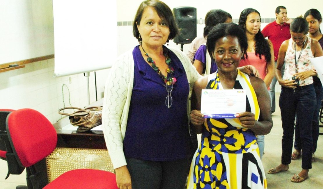 Brasil Alfabetizado faz entrega de certificados de conclusão de curso