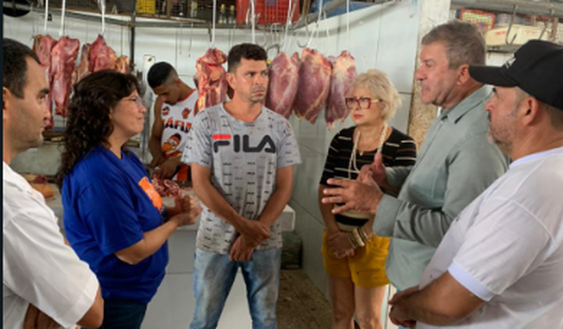 [Vídeo] Trabalhadores do Mercado Público solicitam presença de vereadora para falar sobre a estrutura do prédio