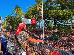 Bell Marques puxa bloco em Maceió e celebra energia do público no primeiro dia do ano
