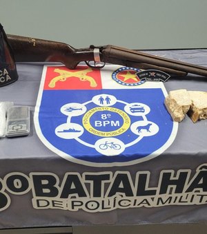 Homem é flagrado com arma de fogo, tenta fugir e é preso em Rio Largo