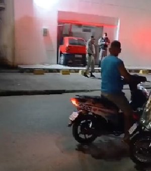 Motorista foge após carro destruir fachada de agência bancária em Atalaia