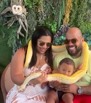 [Vídeo] Bebê tenta morder serpente durante foto de família em pousada em Maragogi