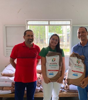Agricultores de Penedo recebem sementes de feijão do Programa Planta Alagoas