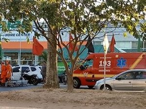 Acidente entre carro e moto deixa mulher ferida na parte alta de Maceió