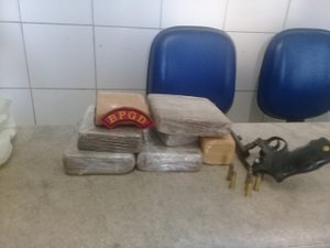 Adolescente de 16 anos é encontrada dentro de residência com droga e arma