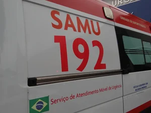 Homem sofre fratura exposta em acidente entre carro e moto em Delmiro Gouveia