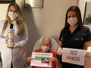 Idosa de 102 anos é curada da covid-19 com tratamento domiciliar da Prefeitura de Roteiro 