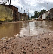 [Vídeo] Buracos e lama causam transtornos para moradores do bairro Boa Vista, em Arapiraca