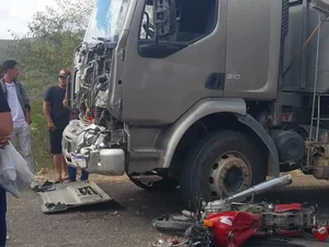 Motociclista morre em grave acidente com caminhão na AL-145, no Sertão