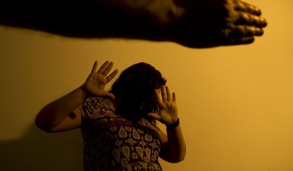 Homem tenta enforcar a esposa com fio de carregador em Arapiraca