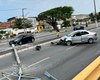 Carro colide com poste e bloqueia parte de avenida, em Jacarecica