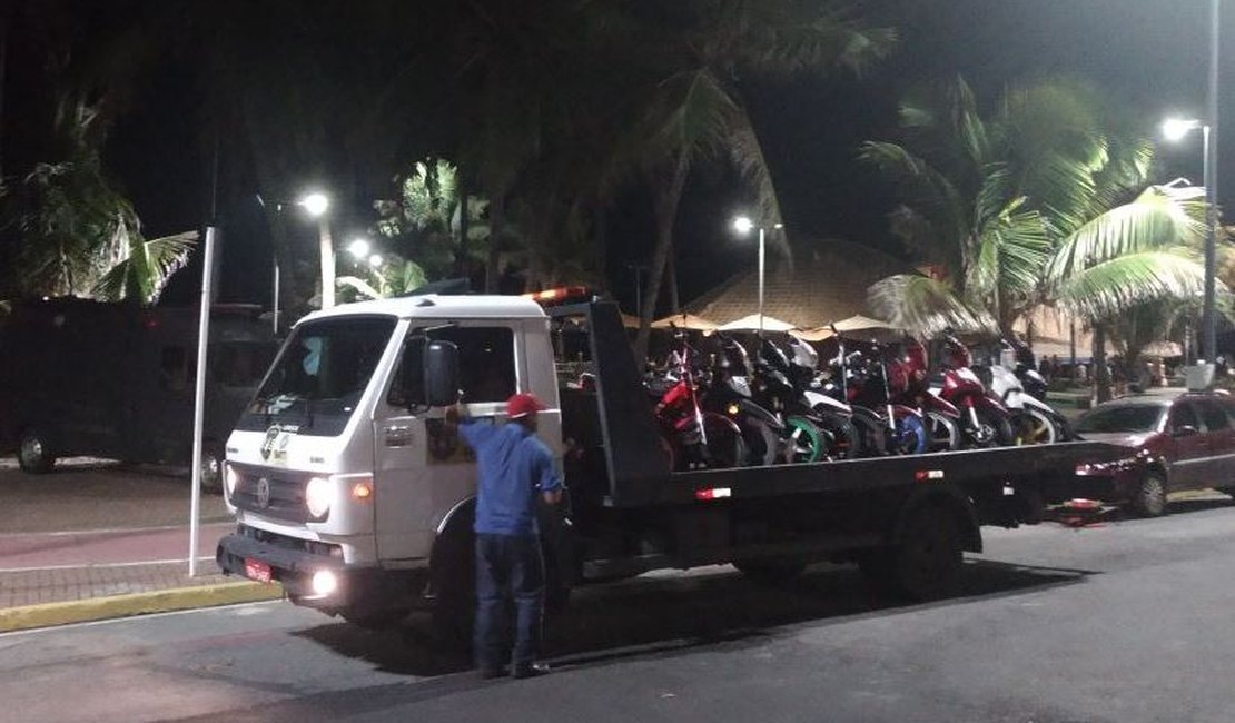 SMTT recolhe 11 motocicletas em fiscalização na orla de Pajuçara 