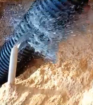 [Vídeo] Moradores denunciam desperdício e falta de água no bairro Massaranduba, em Arapiraca