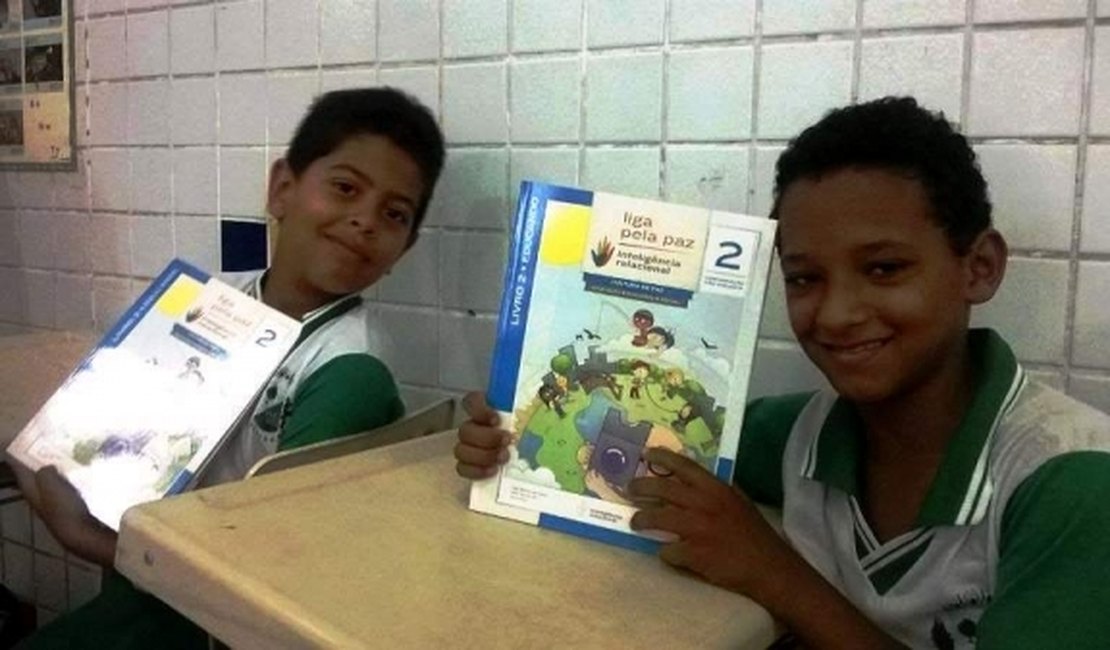 Alunos de Arapiraca recebem livros do programa para prevenção da violência
