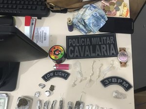 Jovem tenta se livrar de drogas durante abordagem, mas acaba presa