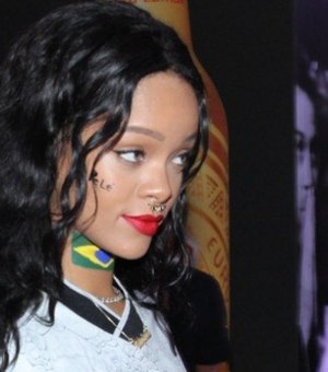Alunos brasileiros podem ter bolsas de estudo pagas por Rihanna