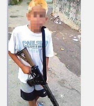 Polícia investiga imagens de menino com fuzil em Angra dos Reis 