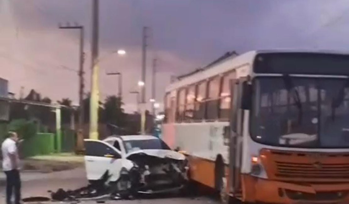 Carro e ônibus colidem na AL-105 no município de São Luís do Quitunde