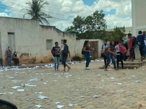 Estudantes de escola pública rasgam livros e cadernos em 'comemoração' pelo fim das aulas em Arapíraca