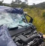 Caminhão com carga de combustível tomba após colisão em Maceió