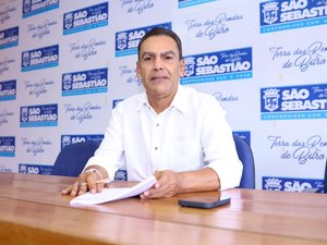Charles Pacheco sanciona leis que garantem reajuste salarial aos servidores municipais de São Sebastião