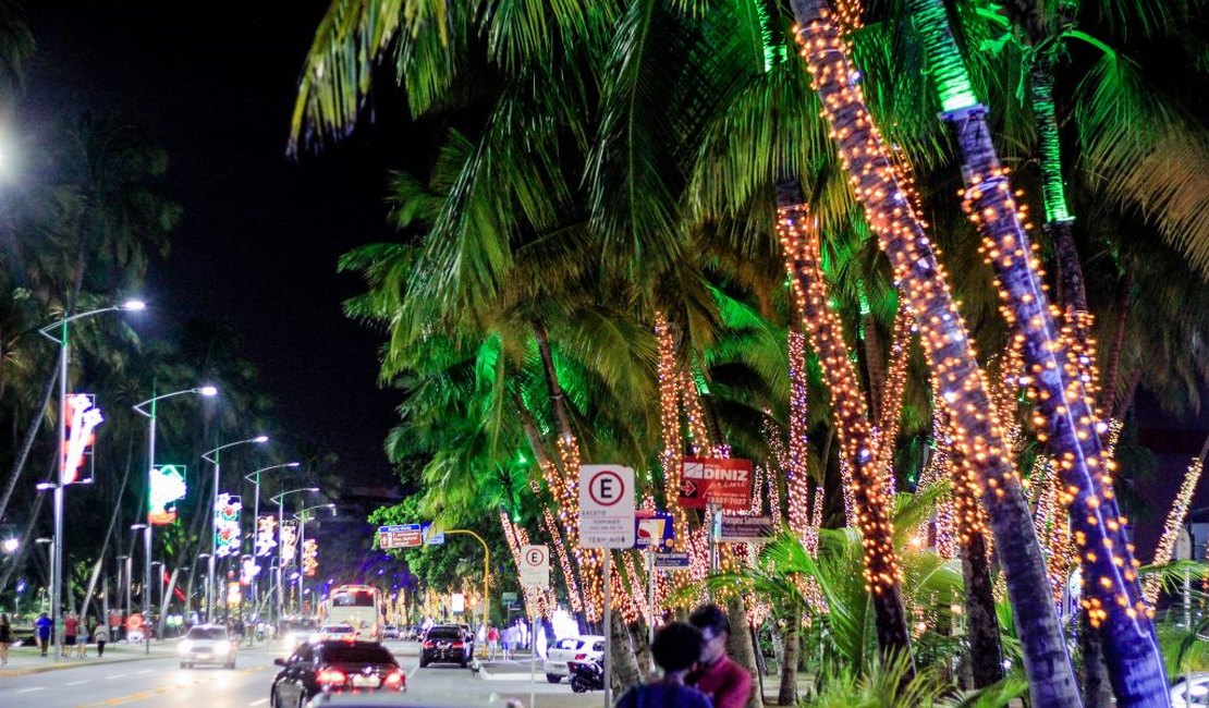 Maceioenses e turistas se encantam com iluminação natalina
