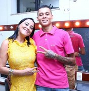 Ex-cantora de Noda de Cajú vende lanches para pagar tratamento do filho