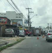 [Vídeo] Bombeiros são acionados para conter incêndio no bairro do Poço, em Maceió