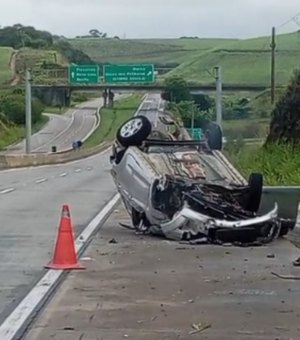 [Vídeo] Carro capota e deixa três pessoas feridas no município de Flexeiras
