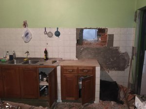 Ladrões trancam família, fazem buraco em casa vizinha e invadem banco