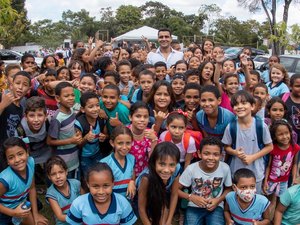 Prefeito JHC autoriza construção de ginásios poliesportivos para beneficiar alunos no Tabuleiro e Clima Bom