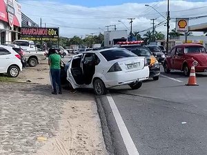 Acidente envolvendo dois carros e uma moto deixa feridos na Av. Menino Marcelo