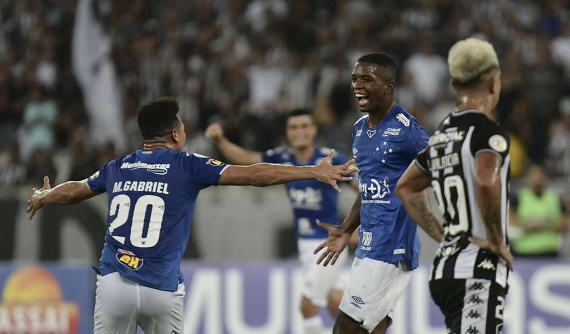 Cruzeiro vence Botafogo fora de casa e deixa a zona do rebaixamento