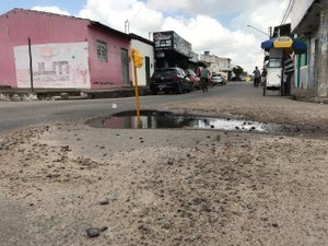 Cano estourado há três meses forma buraco no bairro Caititus